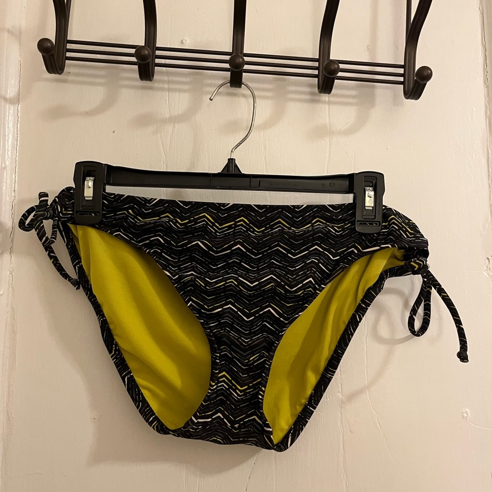 Women’s lime green patterned bathing suit bottoms, size XL